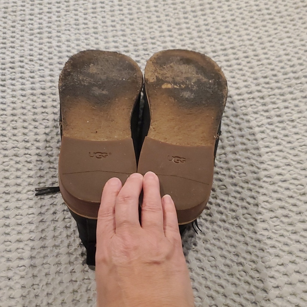 UGG Black Ankle Booties with Cozy Lining and Durable Sole (23) - Picture 5 of 6